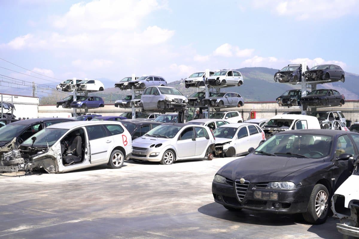 Veicoli nel piazzale dell'autodemolizione